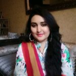 Sara Raza Khan Instagram – A vocal Treat for all my Music Lovers 😍

Saadgi by Sara Raza Khan 

#lateafternoon #music #trending #ghazal #qawwali #unplugged #instareels #cover