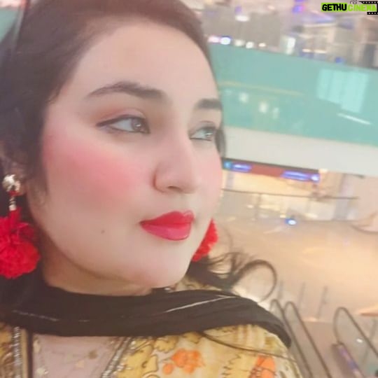 Sara Raza Khan Instagram - Sorry but I guess I'm in love with shopping and @thedubaimall 🥰✌😍👻 #saraRazaKhan #familytime #instagood #viral #shopping #dubai #loveforlife #trending #reels #viral #cometodubai