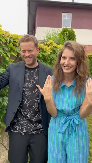 Sara Sandeva Instagram - Kdo by spíš s Jakubem Prachařem a Sarou Sandevou na první klapce seriálu Jakub a Sara. #extracz #prvniklapka #jakubprachar #sarasandeva