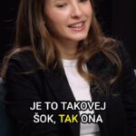 Sara Sandeva Instagram - Sara Sandeva dojemně o Simoně Stašové Celý rozhovor v BIO 🙏 Když ji před lety poprvé do svého filmu obsadil režisér Zdeněk Troška, prohlásil - je mladá, krásná a talentovaná, o té ještě hodně uslyšíme. Narodila se v Makedonii, kam se také vrací, ale žije v Česku. Točí o sto šest, hraje v divadle a dokonce pomáhá v rodinném bistru. Hostem talk show Face To Face @renekekely byla herečka @sarasandeva. #rozhovor #facetoface #talkshow #interview #česko #herečka