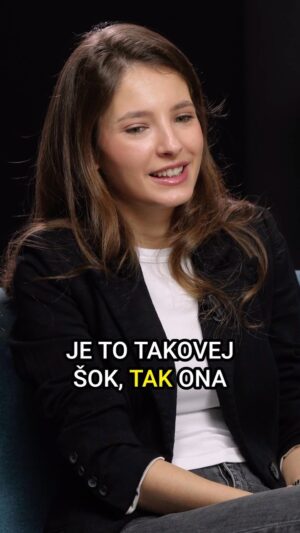 Sara Sandeva Instagram - Sara Sandeva dojemně o Simoně Stašové

Celý rozhovor v BIO 🙏

Když ji před lety poprvé do svého filmu obsadil režisér Zdeněk Troška, prohlásil - je mladá, krásná a talentovaná, o té ještě hodně uslyšíme. Narodila se v Makedonii, kam se také vrací, ale žije v Česku. Točí o sto šest, hraje v divadle a dokonce pomáhá v rodinném bistru. Hostem talk show Face To Face @renekekely byla herečka @sarasandeva.

#rozhovor #facetoface  #talkshow #interview #česko #herečka