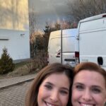 Sara Sandeva Instagram - Vyfoceno včera na natáčení. Radost z duhy. Radost, že jsem díky @jednarodinaserial poznala Zuzanku. Říkám pořád, že mám štěstí na herecký kolegyně. ❤️
