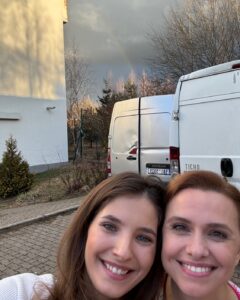 Sara Sandeva Instagram - Vyfoceno včera na natáčení. Radost z duhy. Radost, že jsem díky @jednarodinaserial poznala Zuzanku. Říkám pořád, že mám štěstí na herecký kolegyně. ❤️