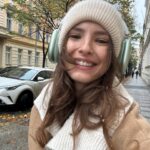 Sara Sandeva Instagram – I smell snow ~ it’s that time of the year ~ everything’s magical when it snows. #myfavouritegilmoregirls