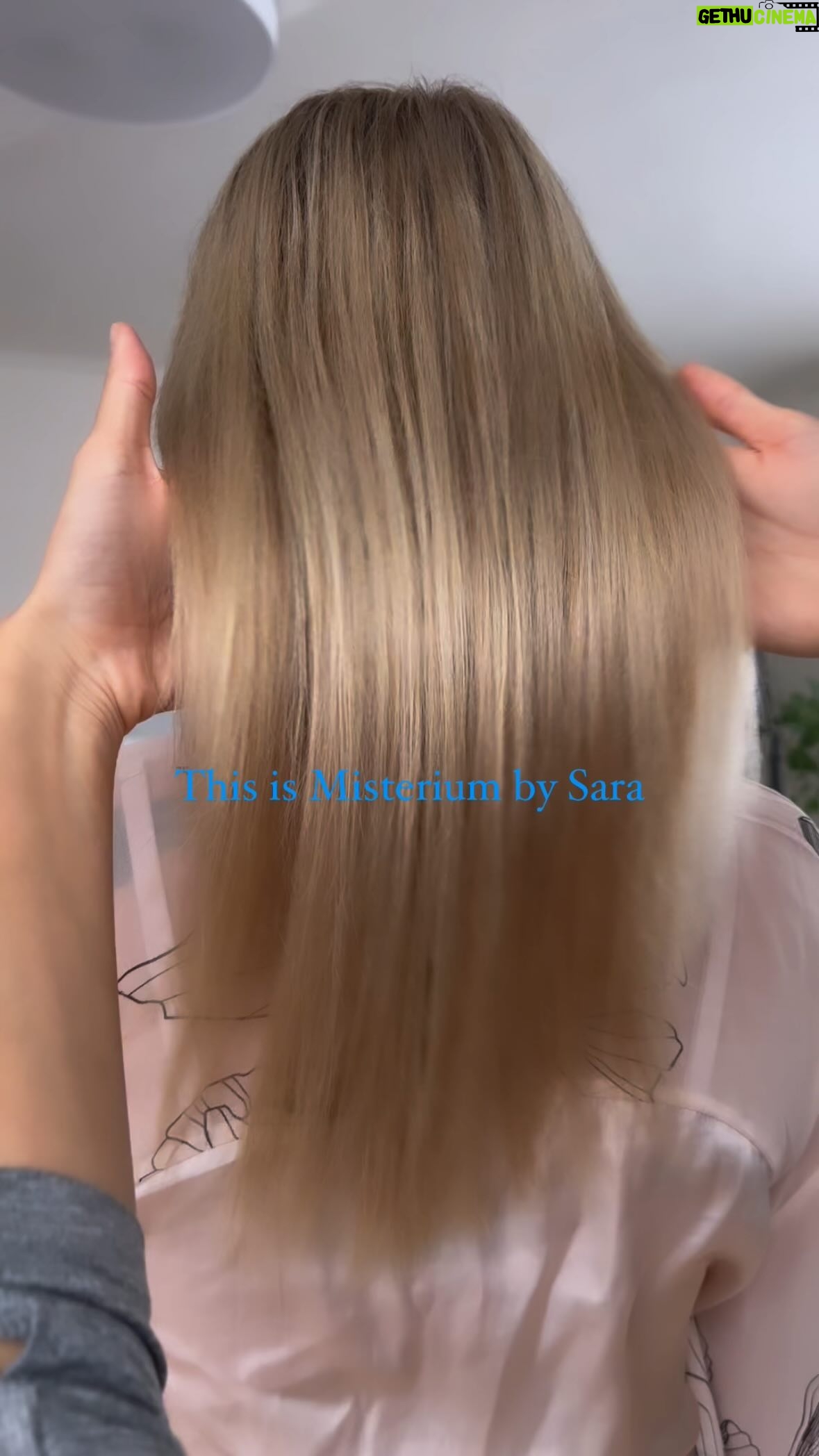 Sara Sandeva Instagram - Náš zázrak… Dnes video, jak Misterium funguje na jiných vlasech než jsou moje. Moje Verunka má vlasy jemnější a nemá vlnitou strukturu, ale rovnou a vlasy má barvené. “Za prvý krásně to voní, za druhý cítim vlasy pevnější a tolik neroztřepaný a hebký a jemný na dotek” - Verunky feedback. 💙