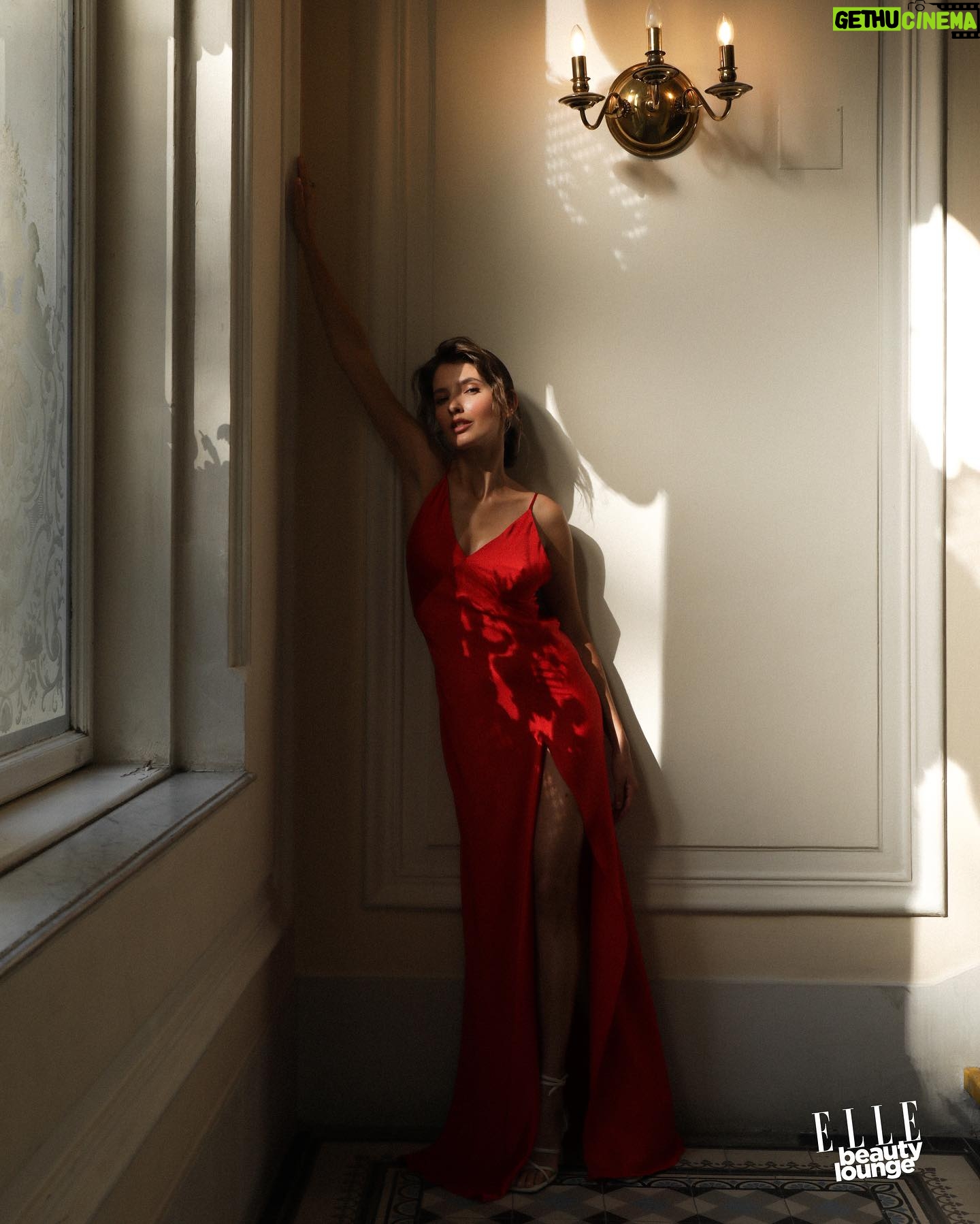 Sara Sandeva - 10.9K Likes - Úchvatná @sarasandeva na balkoně v #ELLEbeautylounge
Sara u nás vybrala červené šaty @anamecz.
——
Foto: @nastasievorobeva
Make-up: @armanibeauty @douglasczech
Vlasy: @wellaczsk
Styling: @milenazhu @r_vargova @janinerezacova
Location: @grandhotelpupp
#ELLECzech #ELLE #KarlovyVary #KVIFF #ELLEBeautyLounge #RedCarpetReady
#ELLEPromotion