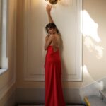 Sara Sandeva Instagram - Úchvatná @sarasandeva na balkoně v #ELLEbeautylounge Sara u nás vybrala červené šaty @anamecz. —— Foto: @nastasievorobeva Make-up: @armanibeauty @douglasczech Vlasy: @wellaczsk Styling: @milenazhu @r_vargova @janinerezacova Location: @grandhotelpupp #ELLECzech #ELLE #KarlovyVary #KVIFF #ELLEBeautyLounge #RedCarpetReady #ELLEPromotion