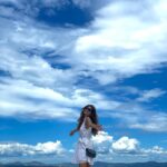 Sara Sandeva Instagram - @sarasandeva na vlnách Jadranu 🤍☀️ Zdravíme vás z chorvatského ostrova Brač, kde pro vás natáčíme volné pokračování seriálu Pod hladinou. 🎥 Těšíte se? 😍 My moc! 📸 @andreajezkova #primatv #primaserial #chorvatsko #leto #nataceni #novyserial #serial #navlnachjadranu