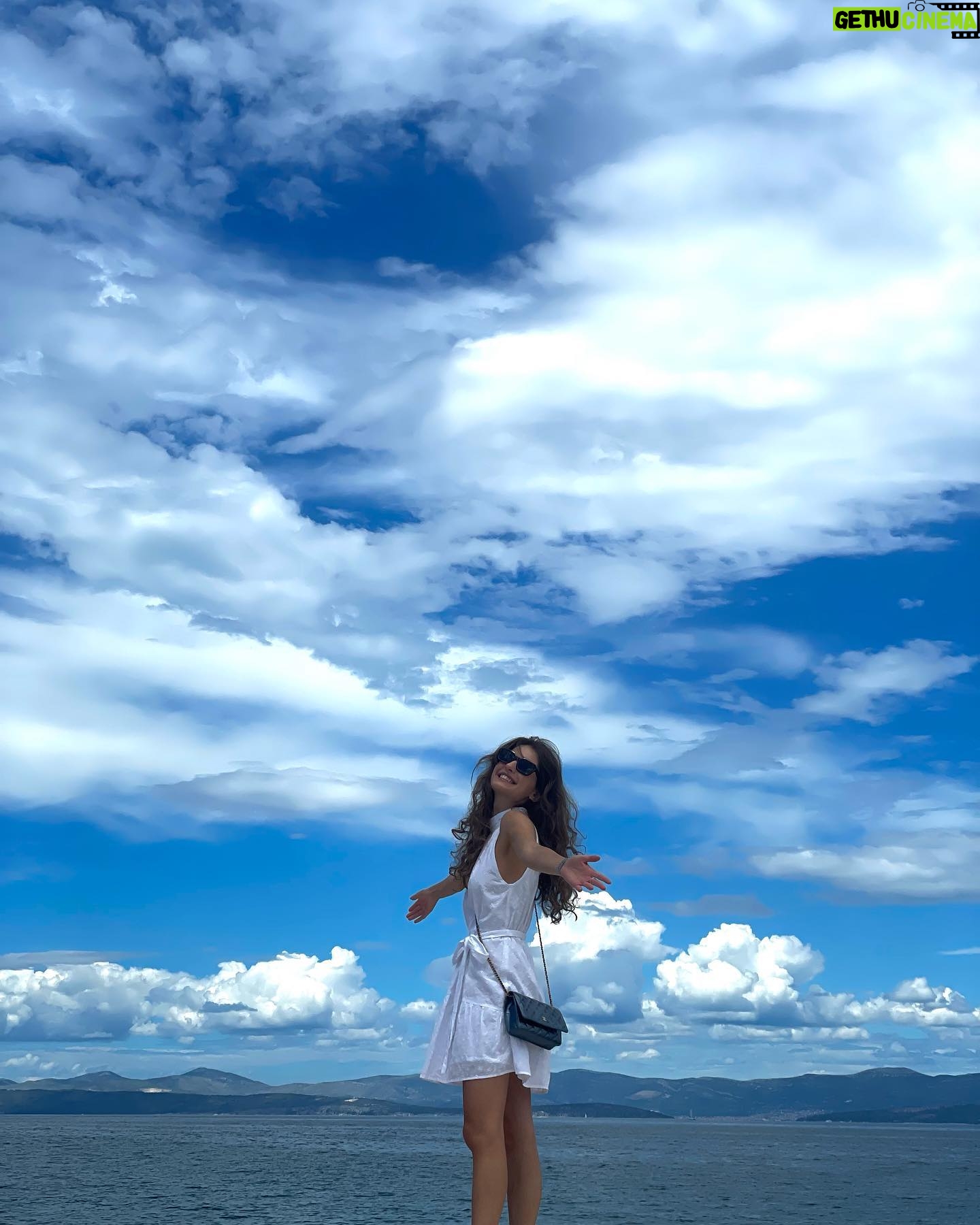 Sara Sandeva Instagram - @sarasandeva na vlnách Jadranu 🤍☀️ Zdravíme vás z chorvatského ostrova Brač, kde pro vás natáčíme volné pokračování seriálu Pod hladinou. 🎥 Těšíte se? 😍 My moc! 📸 @andreajezkova #primatv #primaserial #chorvatsko #leto #nataceni #novyserial #serial #navlnachjadranu