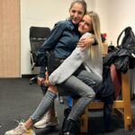 Sara Sandeva Instagram - Konečně se mi vrátila z Ameriky. A přišla za mnou na plac. ❤️ @verr_nka a že mi chyběla. @dvojkanazabiti 2, naše šatna a my dvě očima J.