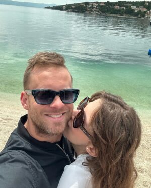 Sara Sandeva Instagram - Udělalo se mu volno. Mohl zůstat na Slapech, na rybách. To miluje. Místo toho zabalil kufr, koupil letenku a přiletěl, ikdyž tak moc nemá rád lítání. Za mnou. Je to láska. A já jsem do tebe čím dál větší blázen. ❤️ TS 22 🦢🦢