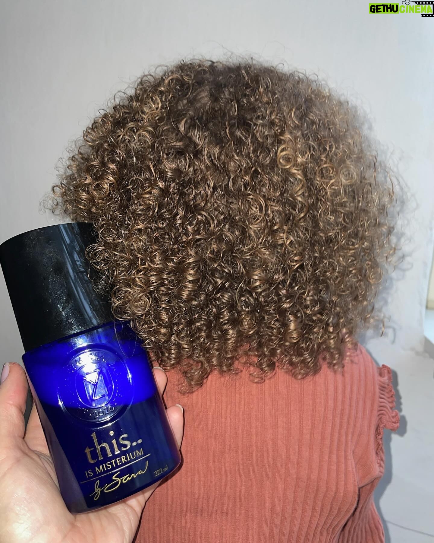 Sara Sandeva Instagram - Složení našeho Misteria vyšlo jako CGM (curly girl metod) aprooved. A já z toho mám od srdce radost! ❤️ A tady naše kudrlinka a její vlasy po měsíci používání Misteria. Lesklé, zdravé a vyživené a podle slov maminky, heboučké. 😍 #thisismisteriumbysara