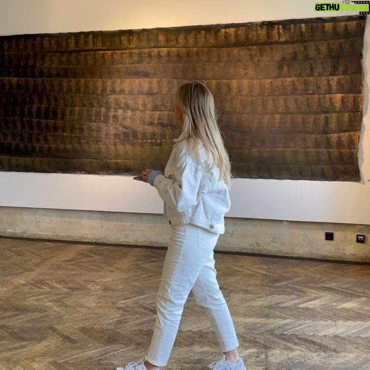 Sara Sandeva Instagram - Vzala jsem holandskou kamarádku na českou výstavu. A bylo to inspirující. Moc gratuluji @jakubspanhel 👏🏼 Krásná práce.