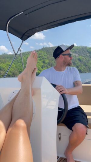 Sara Sandeva Instagram - Sezóna Slapy zahájena. 22. TS 🤍🦢🦢