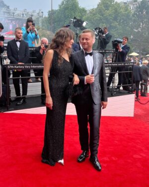 Sara Sandeva Instagram - @kviff 2023 zahájení ❤️ Děkujeme celému týmu @esquireczech za péči. @hermine.atelier za šaty, @filipvanek za celkový styling, @hristinageorgievska za dokonalý mua, @petramechurova_official tým za touch up vlasů, @korbicka_sperky za nejkrásnější šperky a @ivonka1401 za organizaci. Bylo nám ctí. A k poslední fotce, my se máme, že vás máme.  @gabriela.bouckova a @liborboucek ❤️
