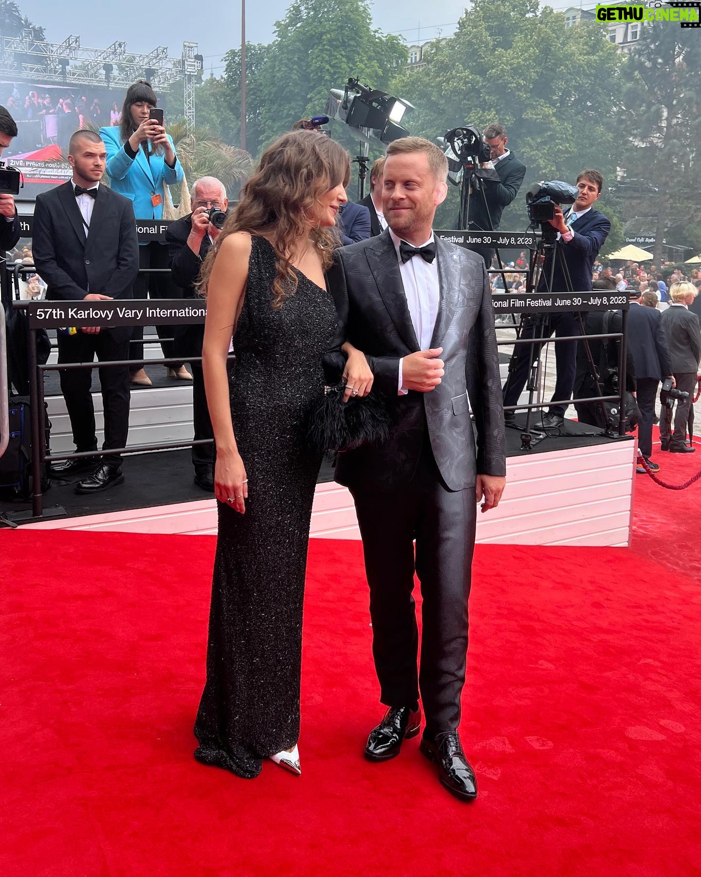 Sara Sandeva - 14.7K Likes - @kviff 2023 zahájení ❤️ Děkujeme celému týmu @esquireczech za péči. @hermine.atelier za šaty, @filipvanek za celkový styling, @hristinageorgievska za dokonalý mua, @petramechurova_official tým za touch up vlasů, @korbicka_sperky za nejkrásnější šperky a @ivonka1401 za organizaci. Bylo nám ctí. A k poslední fotce, my se máme, že vás máme. @gabriela.bouckova a @liborboucek ❤️
