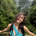Sara Sandeva Instagram - Někde v džungli, cestou z vodopádů, na Bali. 🩵