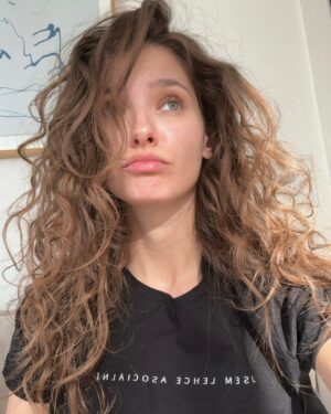 Sara Sandeva Instagram - Ale jen lehce. Díky @martinapartlova za nejlepší triko. 👽