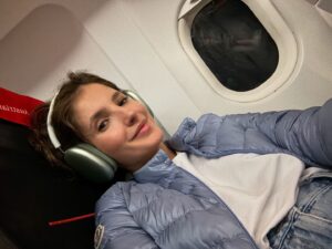 Sara Sandeva Instagram - Tak já letím, natočit svůj pátý projekt v zahraničí. Tentokrát do své rodné země… Žiju svůj sen a nejde popsat jak moc jsem vděčná. 🤍