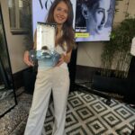 Sara Sandeva Instagram - Ještě jednou vám ze srdce děkuji, za cenu Vogue Leaders - Nejvlivnější žena 2024 v kategorii Nové Talenty. Je mi opravdu velkou ctí. A jak už jsem říkala, děkuji @vogueczechoslovakia , že ŽENY spojujete, podportujete a motivujete. Děkuji @michaelaseewald_v24 za možnost být toho součástí. ❤️❤️❤️ A tato naprosto nádherná cena je od @lasvitdesign navrhnuta @cyrilcyrilcyrilcyrilcyril . A vy moji milí, co jste pro mě hlasovali, jste skvělí. Vážím si toho!!! #VogueLeaders #NejvlivnejsiZeny24 #VogueCS #V24Media Sara