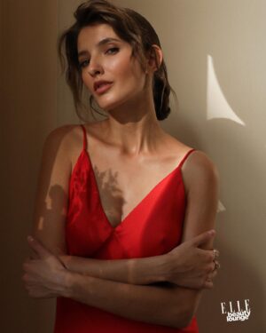 Sara Sandeva Instagram - Úchvatná @sarasandeva na balkoně v #ELLEbeautylounge 

Sara u nás vybrala červené šaty @anamecz. 

——
Foto: @nastasievorobeva 
Make-up: @armanibeauty @douglasczech 
Vlasy: @wellaczsk 
Styling: @milenazhu @r_vargova @janinerezacova 
Location: @grandhotelpupp 

#ELLECzech #ELLE #KarlovyVary #KVIFF #ELLEBeautyLounge #RedCarpetReady 
#ELLEPromotion