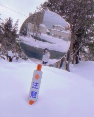 Sarah Bonito Instagram - Have you ever seen snow like this? 
雪がこんなに積もってるの見たことある？！