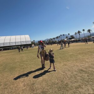 Sarah Carter Instagram - Coachella photo dump #1 

So impressed we all rallied last minute to receive the miracle gift of one day @coachella (especially Alice!)

@mdou_moctar 
@ygmarley #fugees #laurenhill

For what it’s worth DARE TO DREAM even for the little things… this was a precise vision manifest… you don’t have to know how it will come together you just have to trust that it will… and when it does you have to stop drop and ROLL… I wanted to spend one day at the festival with Alice and Kev with VIP passes and not break the bank… tickets were $1000 a day… cue our most awesome friends texting us from the desert on Saturday asking if we want their wrist bands for Sunday. Um… YES! 

Love you guys @mark.mctavish @shelleyncb and btw they didn’t ask me to promote @101cider it just really is an incredible party beverage and all I ever drink (if I drink). Try it. There’s no turning back.

Summer is officially here!