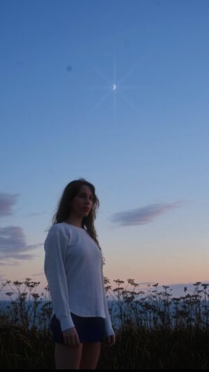 Sarah Close Instagram - justify is yours!!!! i love u guys thank u for everything you show me. so excited for this year 
every share, save, playlist add of the song helps push it so much. can’t wait for what else i have to show you 🫶