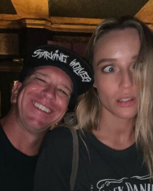 Sarah Dumont Instagram - A couple weeks ago went to go see @fidlar with the homie @dustinblackburn80 #hashtag #nomybeer still not drinking for 5  years now. Still had a sick time 😝