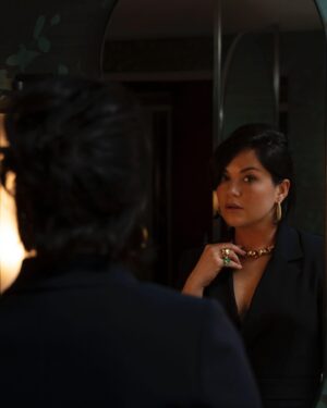 Sarah Greene Instagram - I spent a day last week hanging out with @clm_adams_auctioneers and trying on some absolutely stunning pieces of jewellery that will be up for auction soon @adams.auctioneers and we had a lot of fun shooting in my favourite hotel in Dublin @dylandublin thank you so much Claire ❤️