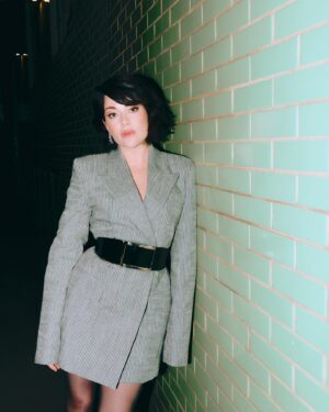 Sarah Greene Instagram - Another press look for #SexyBeast EPISODE 4 drops today on @paramountplusuk • wearing @acnestudios • @rogervivier belt • @gianvitorossi shoes • @completedworks earrings • STYLING @chercoulter • HAIR @chadmaxwellhair • MAKEUP @jessica__mejia • GLOW @keren_bartov • PHOTOS @hannah.cosgrove 💚