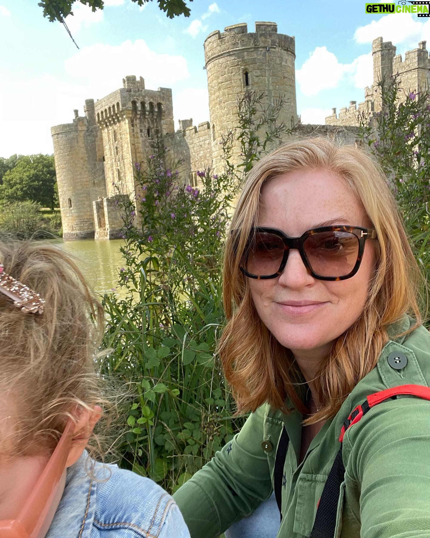 Sarah-Jane Mee - 880 Likes - So close…#pictureswithtoddlers
@bodiamcastlent @nationaltrust
She was running to get to ‘Knight school’ 😂#summerholidays