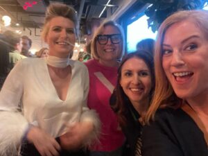 Sarah-Jane Mee Instagram - Ain’t no party like @skynews party 🥳
#skynewsassemble 
Rarely all in the same room - a full turn out to say goodbye to the man, the myth, the legend…our leader John Ryley.
I had so much fun I’m now on a replacement bus service 🫣 #ifyouknowyouknow 
So lucky to work with this stellar news cast 🤩