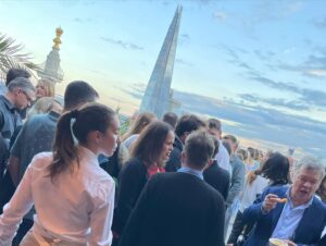 Sarah-Jane Mee Instagram - Ain’t no party like @skynews party 🥳
#skynewsassemble 
Rarely all in the same room - a full turn out to say goodbye to the man, the myth, the legend…our leader John Ryley.
I had so much fun I’m now on a replacement bus service 🫣 #ifyouknowyouknow 
So lucky to work with this stellar news cast 🤩