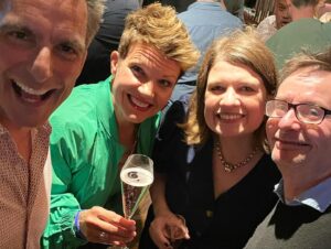 Sarah-Jane Mee Instagram - Ain’t no party like @skynews party 🥳
#skynewsassemble 
Rarely all in the same room - a full turn out to say goodbye to the man, the myth, the legend…our leader John Ryley.
I had so much fun I’m now on a replacement bus service 🫣 #ifyouknowyouknow 
So lucky to work with this stellar news cast 🤩