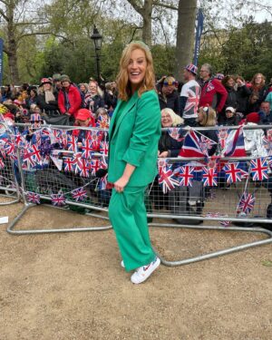 Sarah-Jane Mee Instagram - What a unique and historic day 👑
#coronation @skynews 
Great to be on The Mall all day with the Coronation campers, and at Buckingham Palace with @skynews very own 👑 Anna Botting and the team.

#wherewereyouwhen 

Thank you @janefieldsimages @thisiswhistles @nickymalonepr @sister.emerson @elila.London for keeping me ✨☔️ & @lillipaintz for my commemorative kicks 👟🔥
