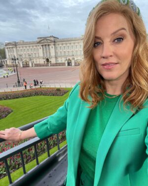 Sarah-Jane Mee Instagram - What a unique and historic day 👑
#coronation @skynews 
Great to be on The Mall all day with the Coronation campers, and at Buckingham Palace with @skynews very own 👑 Anna Botting and the team.

#wherewereyouwhen 

Thank you @janefieldsimages @thisiswhistles @nickymalonepr @sister.emerson @elila.London for keeping me ✨☔️ & @lillipaintz for my commemorative kicks 👟🔥