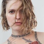 Sarah-Jeanne Labrosse Instagram - Tout droit sortie de l’averse. 🌧️ @daviddamours couleur, coupe, et mise en plis. @emmanuellerochon stylisme @nicolasblanchett photo/retouche - h&mu