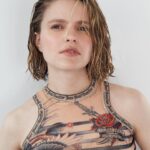 Sarah-Jeanne Labrosse Instagram - Tout droit sortie de l’averse. 🌧️ @daviddamours couleur, coupe, et mise en plis. @emmanuellerochon stylisme @nicolasblanchett photo/retouche - h&mu
