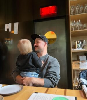 Sarah-Jeanne Labrosse Instagram - Bonne fête Pouimpush. Quelle chance immense tu sois mon chum, mon best pis le père de mes bébés. Que tu endures mes idées de chantier perpétuelles, mes textos séparés en 18 parties, mon air bête quand je suis stressée, mon attention excessivement limitée quand les enfants parlent en même temps que nous et le fait que j’aille tjrs au Costco le lendemain du jour du recyclage. 
J’en reviens pas qu’on partage un toit pis une famille pis des rêves pis des réglisses souvent.  Merci de me hyper dans tout. Tu as plus beaux yeux que la terre ait portée, tu mets ton alarme ben trop tôt, tu emballes mieux les cadeaux que nul autre, tu fais les plus belles playlists et tu as le plus grand cœur que j’ai rencontré. Je ne me tannerai jamais d’entendre tes idées constantes, petites et grandes (même celle de sampler le son du tire-lait pis d’en faire un beat.). 
(Tu es aussi la meilleure personne au monde pour écouter un p’tit 22 minutes de big bro pis s’avouer qu’on a eu des frissons à cause c’t’ait bon DAN SEIGNEUR YOU WILL BE MISSED.) Je t’aime. 
À tantôt, on a 12 courriels de chantier à répondre. ✌🏼