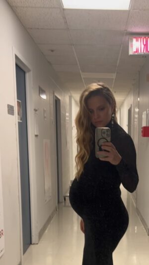 Sarah-Jeanne Labrosse Instagram - La fois où j’étais deux femmes. ✌🏼

Je nous et je vous souhaite la sécurité. ❤️👩‍👧