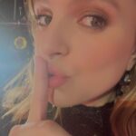 Sarah-Jeanne Labrosse Instagram - Je couche le petit et je m’apprête à regarder la grande finale, le cœur gonflé encore plus que le bedon. J’en reviens pas. Révolution… c’est deux grands studios, des dizaines de techniciens et de danseurs dévoués, des numéros originaux à chaque fois (!!!), des performances qui parlent forts, d’amour de soi et des autres, de violences parfois, de deuils, d’immenses joies, et qui nous arrachent des larmes de bonheur semaines après semaines. C’est un tournage qui dure plusieurs mois et qui se fait vraiment dans un climat sain. Dans un climat qui reflète les danseurs qu’on reçoit sur notre plateau. Ce sont des êtres tellement travaillants (non mais, ça arrive pas du jour au lendemain ce niveau de danse-là!) , créatifs et ouverts d’esprit. J’me, tanne, pas. Merci @groupefairplayproduction (et Josie, SamSam, Nico), les maîtres, et toute l’équipe de bonne humeur (sans qui je ne suis rien, on salut les monteurs extraordinaires!). Merci pour les amitiés nouvelles. Merci pour les multiples collations et les soupes coco🫣. Merci aux danseurs d’êtres si généreux, vrais et présents avec moi (même si on est tout le temps filmés 😅). Année après années, vous ne faites pas que nous divertir, vous nous changez. ❤️