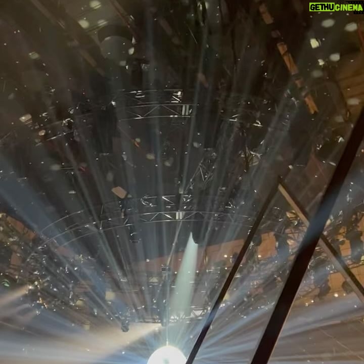 Sarah-Jeanne Labrosse Instagram - Je couche le petit et je m’apprête à regarder la grande finale, le cœur gonflé encore plus que le bedon. J’en reviens pas. Révolution… c’est deux grands studios, des dizaines de techniciens et de danseurs dévoués, des numéros originaux à chaque fois (!!!), des performances qui parlent forts, d’amour de soi et des autres, de violences parfois, de deuils, d’immenses joies, et qui nous arrachent des larmes de bonheur semaines après semaines. C’est un tournage qui dure plusieurs mois et qui se fait vraiment dans un climat sain. Dans un climat qui reflète les danseurs qu’on reçoit sur notre plateau. Ce sont des êtres tellement travaillants (non mais, ça arrive pas du jour au lendemain ce niveau de danse-là!) , créatifs et ouverts d’esprit. J’me, tanne, pas. Merci @groupefairplayproduction (et Josie, SamSam, Nico), les maîtres, et toute l’équipe de bonne humeur (sans qui je ne suis rien, on salut les monteurs extraordinaires!). Merci pour les amitiés nouvelles. Merci pour les multiples collations et les soupes coco🫣. Merci aux danseurs d’êtres si généreux, vrais et présents avec moi (même si on est tout le temps filmés 😅). Année après années, vous ne faites pas que nous divertir, vous nous changez. ❤️