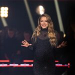 Sarah-Jeanne Labrosse Instagram - Je couche le petit et je m’apprête à regarder la grande finale, le cœur gonflé encore plus que le bedon. J’en reviens pas. Révolution… c’est deux grands studios, des dizaines de techniciens et de danseurs dévoués, des numéros originaux à chaque fois (!!!), des performances qui parlent forts, d’amour de soi et des autres, de violences parfois, de deuils, d’immenses joies, et qui nous arrachent des larmes de bonheur semaines après semaines. C’est un tournage qui dure plusieurs mois et qui se fait vraiment dans un climat sain. Dans un climat qui reflète les danseurs qu’on reçoit sur notre plateau. Ce sont des êtres tellement travaillants (non mais, ça arrive pas du jour au lendemain ce niveau de danse-là!) , créatifs et ouverts d’esprit. J’me, tanne, pas. Merci @groupefairplayproduction (et Josie, SamSam, Nico), les maîtres, et toute l’équipe de bonne humeur (sans qui je ne suis rien, on salut les monteurs extraordinaires!). Merci pour les amitiés nouvelles. Merci pour les multiples collations et les soupes coco🫣. Merci aux danseurs d’êtres si généreux, vrais et présents avec moi (même si on est tout le temps filmés 😅). Année après années, vous ne faites pas que nous divertir, vous nous changez. ❤️