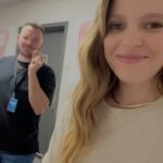 Sarah-Jeanne Labrosse Instagram - Je couche le petit et je m’apprête à regarder la grande finale, le cœur gonflé encore plus que le bedon. J’en reviens pas. Révolution… c’est deux grands studios, des dizaines de techniciens et de danseurs dévoués, des numéros originaux à chaque fois (!!!), des performances qui parlent forts, d’amour de soi et des autres, de violences parfois, de deuils, d’immenses joies, et qui nous arrachent des larmes de bonheur semaines après semaines. C’est un tournage qui dure plusieurs mois et qui se fait vraiment dans un climat sain. Dans un climat qui reflète les danseurs qu’on reçoit sur notre plateau. Ce sont des êtres tellement travaillants (non mais, ça arrive pas du jour au lendemain ce niveau de danse-là!) , créatifs et ouverts d’esprit. J’me, tanne, pas. Merci @groupefairplayproduction (et Josie, SamSam, Nico), les maîtres, et toute l’équipe de bonne humeur (sans qui je ne suis rien, on salut les monteurs extraordinaires!). Merci pour les amitiés nouvelles. Merci pour les multiples collations et les soupes coco🫣. Merci aux danseurs d’êtres si généreux, vrais et présents avec moi (même si on est tout le temps filmés 😅). Année après années, vous ne faites pas que nous divertir, vous nous changez. ❤️