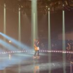Sarah-Jeanne Labrosse Instagram - Je couche le petit et je m’apprête à regarder la grande finale, le cœur gonflé encore plus que le bedon. J’en reviens pas. Révolution… c’est deux grands studios, des dizaines de techniciens et de danseurs dévoués, des numéros originaux à chaque fois (!!!), des performances qui parlent forts, d’amour de soi et des autres, de violences parfois, de deuils, d’immenses joies, et qui nous arrachent des larmes de bonheur semaines après semaines. C’est un tournage qui dure plusieurs mois et qui se fait vraiment dans un climat sain. Dans un climat qui reflète les danseurs qu’on reçoit sur notre plateau. Ce sont des êtres tellement travaillants (non mais, ça arrive pas du jour au lendemain ce niveau de danse-là!) , créatifs et ouverts d’esprit. J’me, tanne, pas. Merci @groupefairplayproduction (et Josie, SamSam, Nico), les maîtres, et toute l’équipe de bonne humeur (sans qui je ne suis rien, on salut les monteurs extraordinaires!). Merci pour les amitiés nouvelles. Merci pour les multiples collations et les soupes coco🫣. Merci aux danseurs d’êtres si généreux, vrais et présents avec moi (même si on est tout le temps filmés 😅). Année après années, vous ne faites pas que nous divertir, vous nous changez. ❤️