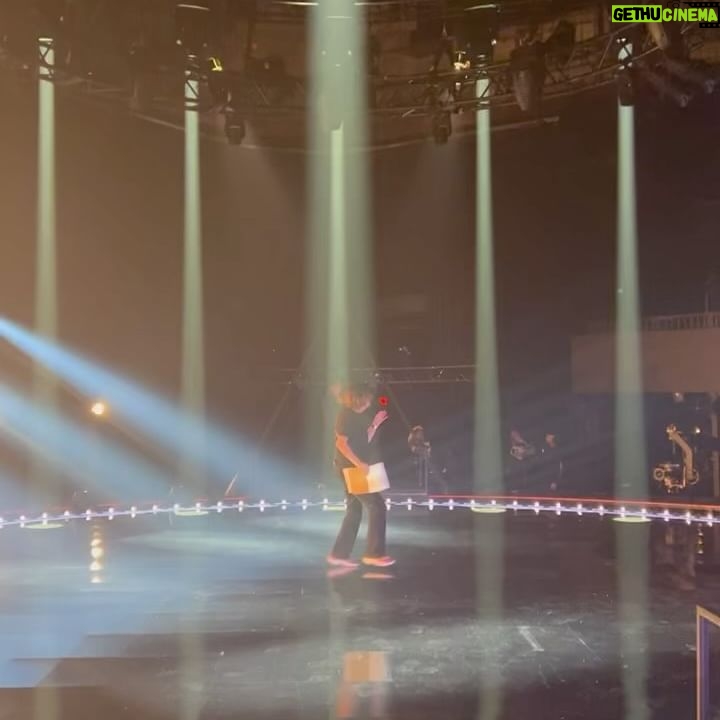 Sarah-Jeanne Labrosse Instagram - Je couche le petit et je m’apprête à regarder la grande finale, le cœur gonflé encore plus que le bedon. J’en reviens pas. Révolution… c’est deux grands studios, des dizaines de techniciens et de danseurs dévoués, des numéros originaux à chaque fois (!!!), des performances qui parlent forts, d’amour de soi et des autres, de violences parfois, de deuils, d’immenses joies, et qui nous arrachent des larmes de bonheur semaines après semaines. C’est un tournage qui dure plusieurs mois et qui se fait vraiment dans un climat sain. Dans un climat qui reflète les danseurs qu’on reçoit sur notre plateau. Ce sont des êtres tellement travaillants (non mais, ça arrive pas du jour au lendemain ce niveau de danse-là!) , créatifs et ouverts d’esprit. J’me, tanne, pas. Merci @groupefairplayproduction (et Josie, SamSam, Nico), les maîtres, et toute l’équipe de bonne humeur (sans qui je ne suis rien, on salut les monteurs extraordinaires!). Merci pour les amitiés nouvelles. Merci pour les multiples collations et les soupes coco🫣. Merci aux danseurs d’êtres si généreux, vrais et présents avec moi (même si on est tout le temps filmés 😅). Année après années, vous ne faites pas que nous divertir, vous nous changez. ❤️