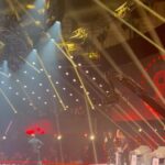 Sarah-Jeanne Labrosse Instagram - Je couche le petit et je m’apprête à regarder la grande finale, le cœur gonflé encore plus que le bedon. J’en reviens pas. Révolution… c’est deux grands studios, des dizaines de techniciens et de danseurs dévoués, des numéros originaux à chaque fois (!!!), des performances qui parlent forts, d’amour de soi et des autres, de violences parfois, de deuils, d’immenses joies, et qui nous arrachent des larmes de bonheur semaines après semaines. C’est un tournage qui dure plusieurs mois et qui se fait vraiment dans un climat sain. Dans un climat qui reflète les danseurs qu’on reçoit sur notre plateau. Ce sont des êtres tellement travaillants (non mais, ça arrive pas du jour au lendemain ce niveau de danse-là!) , créatifs et ouverts d’esprit. J’me, tanne, pas. Merci @groupefairplayproduction (et Josie, SamSam, Nico), les maîtres, et toute l’équipe de bonne humeur (sans qui je ne suis rien, on salut les monteurs extraordinaires!). Merci pour les amitiés nouvelles. Merci pour les multiples collations et les soupes coco🫣. Merci aux danseurs d’êtres si généreux, vrais et présents avec moi (même si on est tout le temps filmés 😅). Année après années, vous ne faites pas que nous divertir, vous nous changez. ❤️