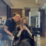 Sarah-Jeanne Labrosse Instagram – BIG CHOP EDITION✂️🩷 @sarahlabrosa
Haircolor/Haircut/Hairstyle by me using @kerastase_official
Wet Look with Gelée Curl Contour and Sérum Thérapiste