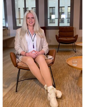 Sarah Knappik Instagram - Es spielt keine Rolle, wie du aussiehst. Das Aussehen bestimmt nicht deinen Wert. Heute kommt mein Statement auf @punkt6.rtl @punkt12 @rtl.explosiv fühlt euch geherzt ❤️meine Kette ist von @gabriele_iazzetta sie bringt mir gute Energie 🥰